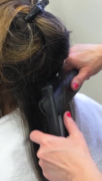 Клиентка Сидит Салоне Выпрямляя Волосы Плоским Утюгом — стоковое видео