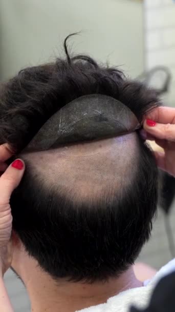 Top View Close Dari Penata Rambut Menempelkan Wig Seorang Pria — Stok Video