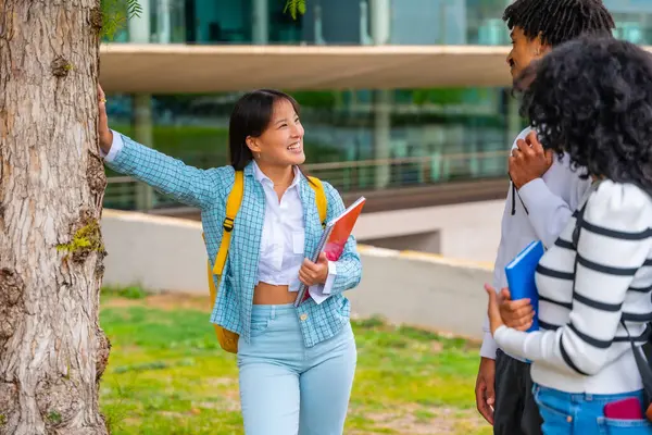 Glückliche Und Coole Chinesische Studentin Gespräch Mit Freunden Der Universität Stockfoto
