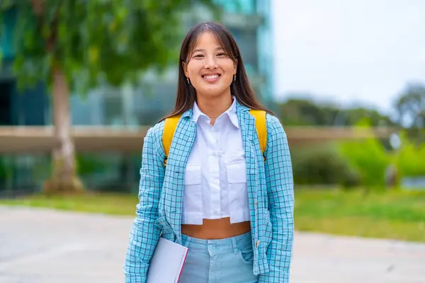 Porträt Einer Lächelnden Chinesischen Studentin Auf Dem Campus Stockbild
