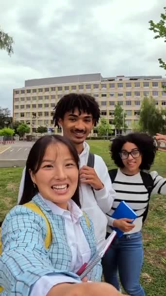 Three Cool Multi Ethnic Students Talking Selfie Wearable Camera Tripod — Vídeos de Stock