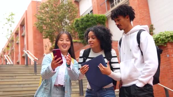 Studenți Multietnici Care Stau Scări Vorbind Afara Campusului Universității — Videoclip de stoc
