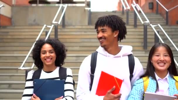 Портрет Трех Студентов Многонациональных Университетов Обнимающих Друг Друга Стоящих Кампусе — стоковое видео