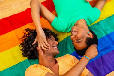 LGBT gökkuşağı bayrağında romantik eşcinsel bir çiftin üst görüntüsü