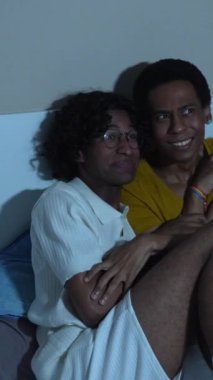 Eşcinsel çift geceleri korku filmi seyrediyor evde oturuyor.