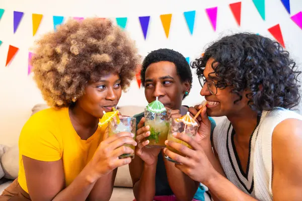 Havalı çoklu etnik arkadaşlar kokteyllerin tadını çıkarıyorlar. Saman içip evde parti yapıyorlar.