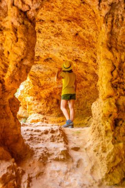 Piedra Manastırı 'ndaki Aragon Doğal Parkı' nda mağarayı keşfeden şapkalı bir kadın.