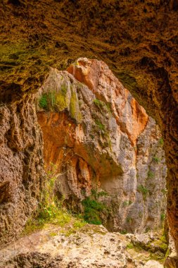 Iris Grotto 'nun içindeki doğal pencere, Aragon' daki Piedra Manastırı 'ndaki Cola de Caballo Şelalesi.