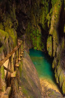 Iris Grotto 'nun iç mekanı Aragon' daki Piedra Manastırı 'ndaki Cola de Caballo Şelalesi.