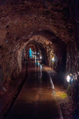 Iris Grotto 'da Monasterio de Piedra Doğal Parkı' ndaki Cola de Caballo Şelalesi 'nde. Aragon.