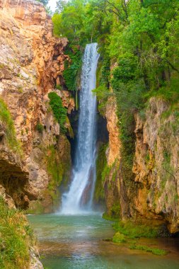 Aşağıdaki Piedra Manastırı 'ndaki güzel Cola de Caballo şelalesi Aragon Doğal Parkı.