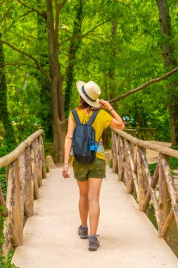 Piedra Manastırı, Aragon Doğal Parkı 'nda yürüyüş yapan bir turist.