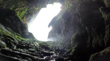 Iris Grotto 'daki şelalenin içinde Cola de Caballo Şelalesi' nde Piedra Manastırı Doğal Parkı Aragon 'da.