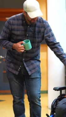 İş arkadaşları iş molasında otomatlara giriyorlar. Bir tanesi tekerlekli sandalyede oturan engelli bir adam.