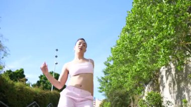 Pembe pantolonlu bir kadın merdivenlerde dans ediyor. Özgürlük ve neşe kavramı, kadın tamamen dansla meşgul ve o da eğleniyor.