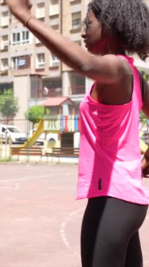Mahkemede basketbol oynamadan önce gerinen Afrikalı genç bir kadının uzun bir videosu.