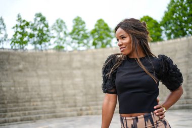 Güzel esmer bir kadının tek başına Küba salsası yaparken yan görüntüsü.