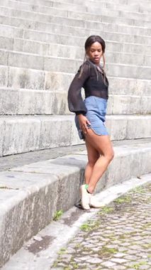 Dışarıda tek başına salsa yapan mutlu bir İspanyol kadının dikey videosu.