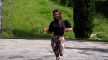 Latin güzel kadın Küba salsası sokakta yapayalnız