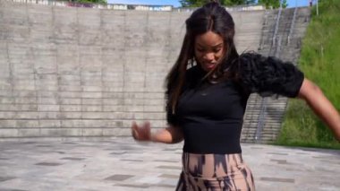 Latin güzel kadın Küba salsası sokakta yapayalnız