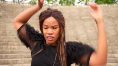 Parkta tutkulu bir şekilde dans eden Latin bir kadının tam boy fotokopi alanı.