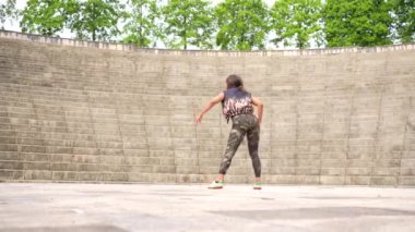 Latin dansçı parkta tek başına salsa yapmak üzere.