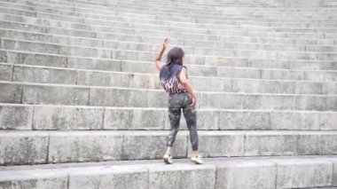 Latin kadın gözlerini kapayıp parkta salsa yaparak rüya gününün tadını çıkarıyor.