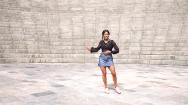 Latin güzeli şehvetli kadın, şehirde tek başına salsa yapıyor.