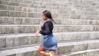 Latin güzeli ve seksi kadın dişlek gülüşüyle parkta Küba salsası yapıyor.