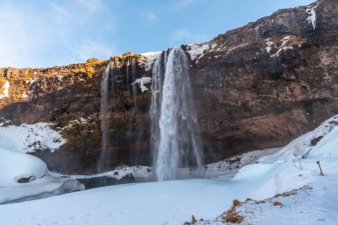 Seljalandsfoss Şelalesi kışın İzlanda 'da yaz öğleden sonraları insansız.