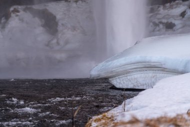 Seljalandsfoss şelalesindeki buzun ayrıntıları İzlanda 'da karlı.