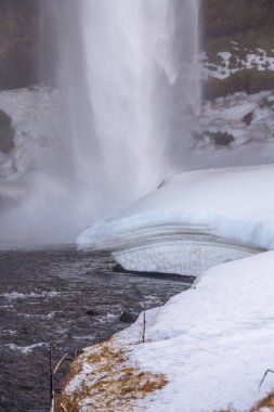 Seljalandsfoss Şelalesi 'nde buz ve donmuş kar detayları İzlanda' da karlı