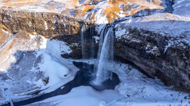 Donmuş Seljalandsfoss şelalesinin İzlanda 'da karlı hava aracı görüntüsü