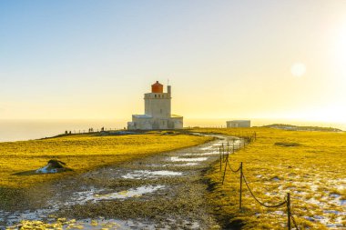 İzlanda 'nın Dyrholaey plajında, Vik yakınlarında ünlü deniz feneri.