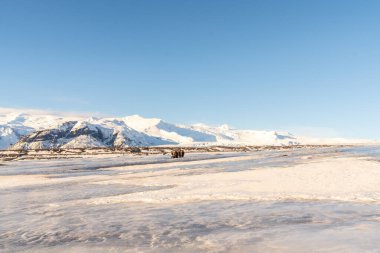 İzlanda 'daki Vatnajokull Buzulu' ndaki buzul mağarasına giden patika.