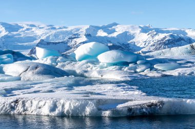 İzlanda 'daki Jokulsarlon buzulu gölünde yüzen buzdağlarıyla güzel bir manzara.
