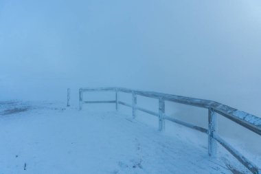 Hepsi kışın İzlanda, Myvatn Gölü yakınlarındaki Hver veya Namafjall jeotermal parkındaki dumanı tüten fümerollerde dondu.