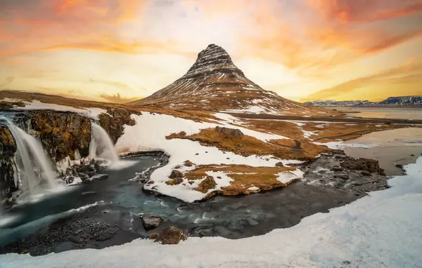 İzlanda 'da, ünlü Kirkjufell dağının yanında güzel bir gün doğumu.