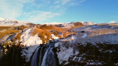 Güzel Seljalandsfoss Şelalesi kışın İzlanda 'da insansız