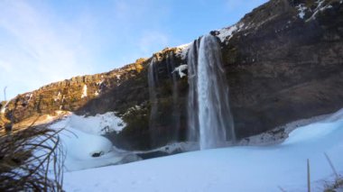 Güzel Seljalandsfoss Şelalesi kışın İzlanda 'da insansız