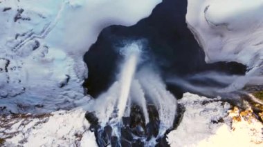 Donmuş Seljalandsfoss şelalesinin İzlanda 'da karlı hava aracı görüntüsü