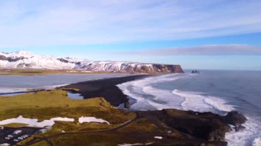 Soğuk kış aylarında İzlanda 'daki güzel Dyrholaey plajının insansız hava aracı görüntüsü.