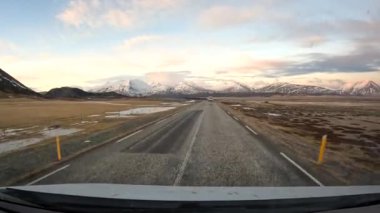 İzlanda 'da kışın karlı bir yolda sürücülerin bakış açısı