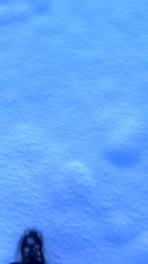 Geceleri Hver 'deki ya da İzlanda' daki Namafjall jeotermal parkındaki dumanı tüten fümerollerden birine yürürken.