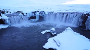 Kışın gün batımında donmuş Godafoss şelalesinin güzel manzarası, İzlanda.