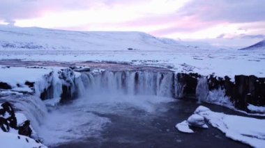 Kışın gün batımında İzlanda 'da donmuş Godafoss şelalesinin manzara ayrıntıları.