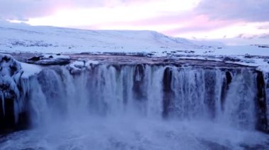 Kışın gün batımında İzlanda 'da donmuş Godafoss şelalesinin manzara ayrıntıları.