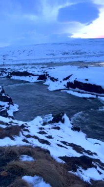 Kışın gün batımında İzlanda 'da Godafoss Şelalesi' nin güzel manzarası.