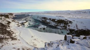 Soğuk İzlanda kışında sersemletici karlı Gulfoss Şelalesi