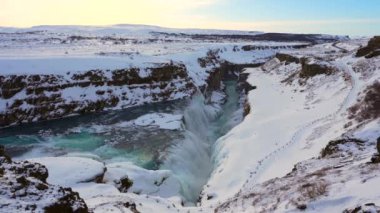 Soğuk İzlanda kışında insansız güzel karlı Gullfoss Şelalesi